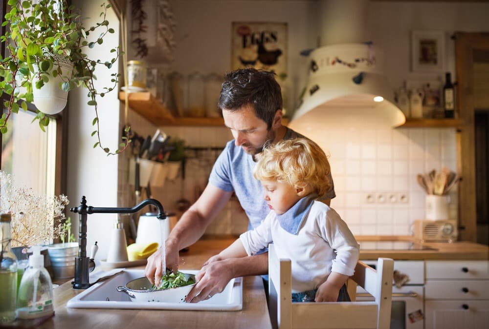 Apprendre à votre enfant à cuisiner grâce à la pédagogie Montessori