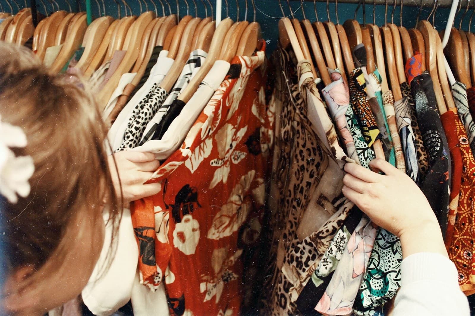 Découvrez la friperie : tendance mode éthique, économique et vintage pour femmes