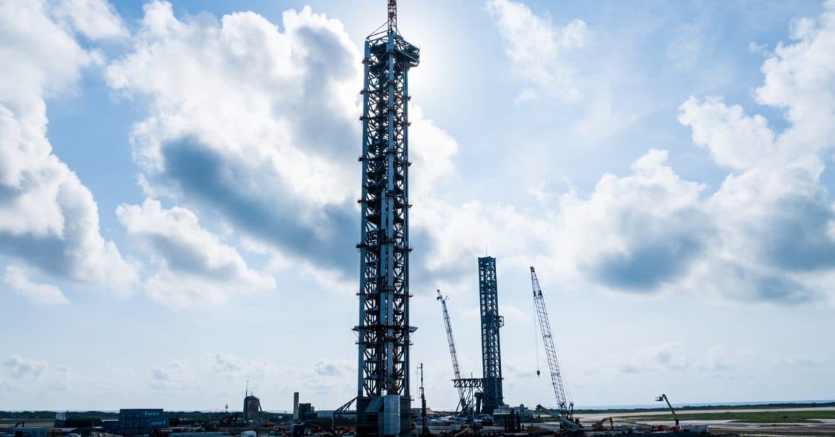 Découvrez l’Installation Révolutionnaire des Bras de Capture par SpaceX sur le Nouvel Aire de Lancement de Starship!