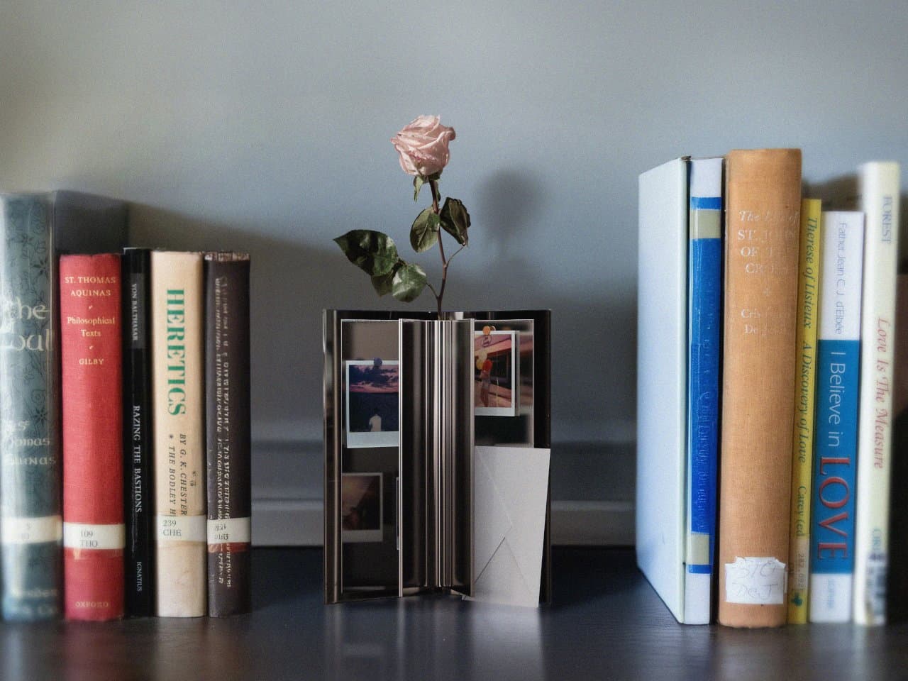 Transformez Votre Décor : Découvrez le Vase Book Mark qui Fait Fleurir Souvenirs et Émotions!