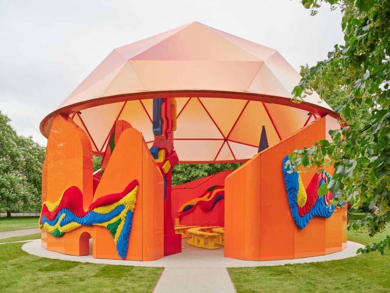 Découvrez le Pavillon de Jeux en Forme de Burger : Un Espace Ludiquement Créatif qui Éveille la Curiosité !