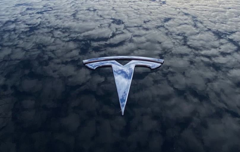 Tesla et les fonctionnalités qui font échouer les tests de permis de conduire des adolescents : focus sur les obstacles modernes