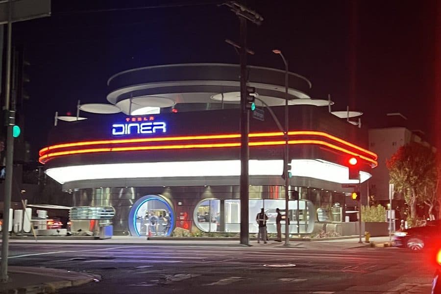 Elon Musk dévoile des fonctionnalités étonnantes au superchargeur Tesla Diner