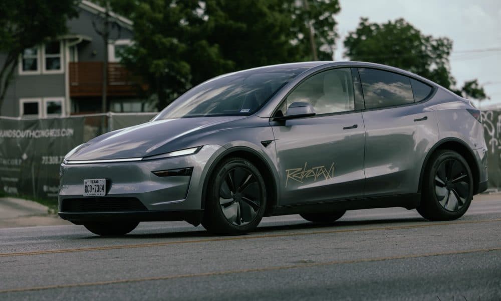 Tesla vise les aéroports de la Bay Area pour le déploiement des robotaxis autonomes