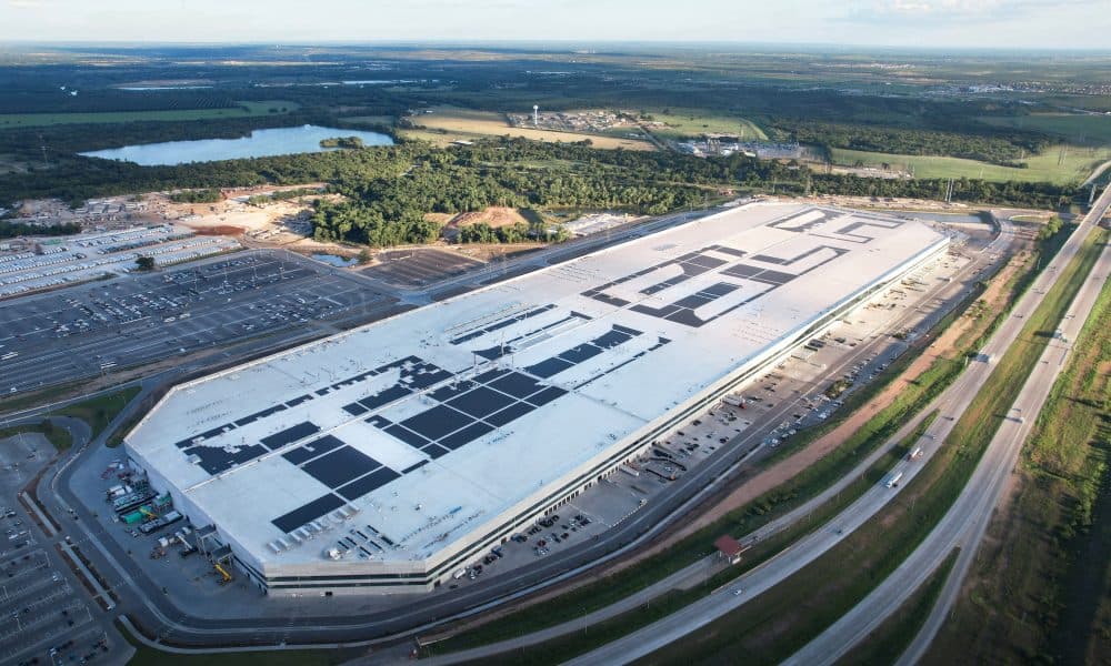 <p>Elon Musk investit massivement dans Tesla, renforçant la confiance des analystes</p>
<h2>Informations boursières pour Tesla Inc (TSLA)</h2>
<ul>
<li>Tesla Inc est un(e) equity sur le marché USA.</li>
<li>Le cours est de 422.59 USD, actuellement avec une évolution de 26.65 USD (0.07 %) par rapport à la clôture précédente.</li>
<li>Dernier cours d’ouverture : 422.68 USD ; volume intraday : 85803558.</li>
<li>Plus haut intraday : 430.22 USD ; plus bas intraday 397.66 USD.
– Heure dernier cours : lundi, septembre 15, 15:26:56 TU.</li>
</ul>
<p>Le 15 septembre 2025, Tesla a connu une hausse significative de son action, grimpant de plus de 8 % en préouverture, suite à l’annonce que le PDG Elon Musk avait acquis près de 1 milliard de dollars de titres de la société. Cette acquisition, portant sur 2,57 millions d’actions à des prix variant entre 372,37 et 396,54 dollars par action, reflète la confiance de Musk dans l’avenir de Tesla. (<a href="https://www.reuters.com/business/autos-transportation/tesla-jumps-after-musk-acquires-ev-makers-shares-worth-1-billion-2025-09-15/?utm_source=openai">reuters.com</a>)</p>
<p>Cette décision intervient alors que Tesla se réoriente vers des ambitions en matière de robotaxis, d’intelligence artificielle et de robotique. Musk, détenant précédemment 13 % des parts, a exprimé son désir d’obtenir 25 % des droits de vote et a menacé de poursuivre des initiatives en IA et robotique en dehors de Tesla si cela n’était pas accordé. (<a href="https://www.reuters.com/business/autos-transportation/tesla-jumps-after-musk-acquires-ev-makers-shares-worth-1-billion-2025-09-15/?utm_source=openai">reuters.com</a>)</p>
<p>Les analystes réagissent positivement à cette nouvelle. Wedbush Securities a maintenu sa note "surperformance" avec un objectif de cours de 500 dollars, soulignant les perspectives prometteuses de Tesla dans le secteur des véhicules autonomes. (<a href="https://www.gurufocus.com/news/3107395/tesla-tsla-surges-after-elon-musks-major-stock-purchase?utm_source=openai">gurufocus.com</a>)</p>
<p>Cette acquisition de Musk est perçue comme un signal fort pour les investisseurs, renforçant la confiance dans la direction stratégique de Tesla et son potentiel de croissance future.</p>