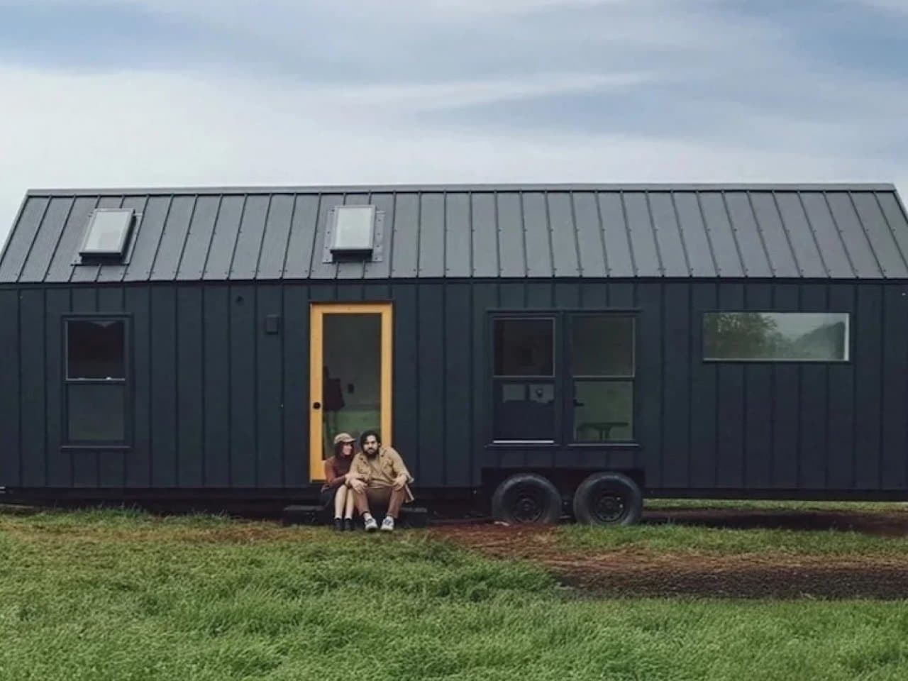 Voici un titre légèrement putaclic et optimisé pour le SEO :
« Découvrez Comment Ce Mini Habitat de 75 000 $ Révolutionne la Vie de Famille dans 272 Pieds Carrés ! »