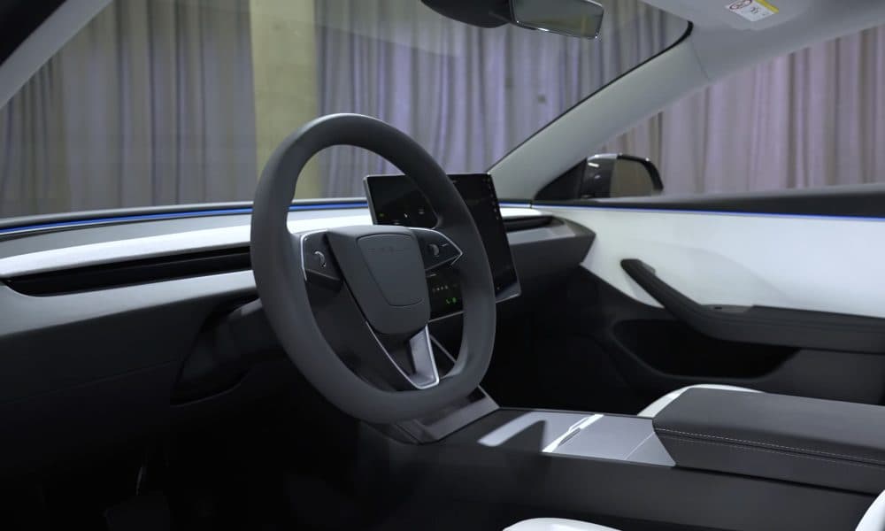 Elon Musk révèle une mise à jour majeure sur la conduite autonome et la messagerie dans les voitures Tesla