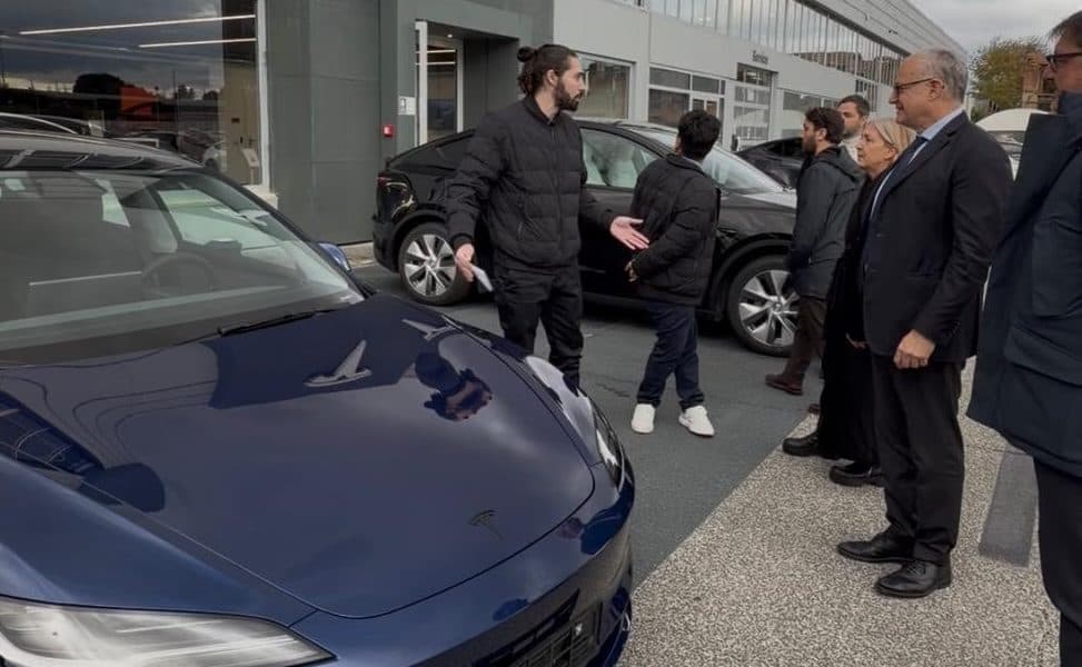 Tesla collabore avec le maire de Rome pour démontrer la conduite autonome en Italie