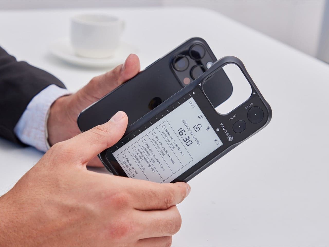 Découvrez la Coque E-Ink Révolutionnaire : L’Enregistreur AI Qui Remplace Vos Apps de Prise de Notes et Mémos Vocaux !