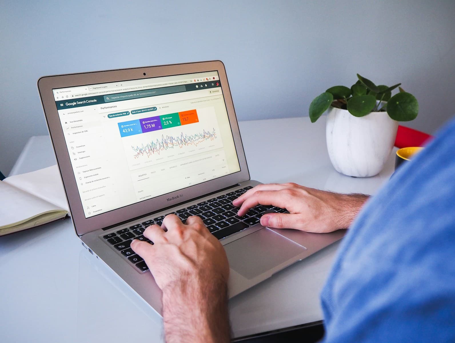 Consultant SEO : Dans les coulisses du web, plongée au cœur de ce métier du digital