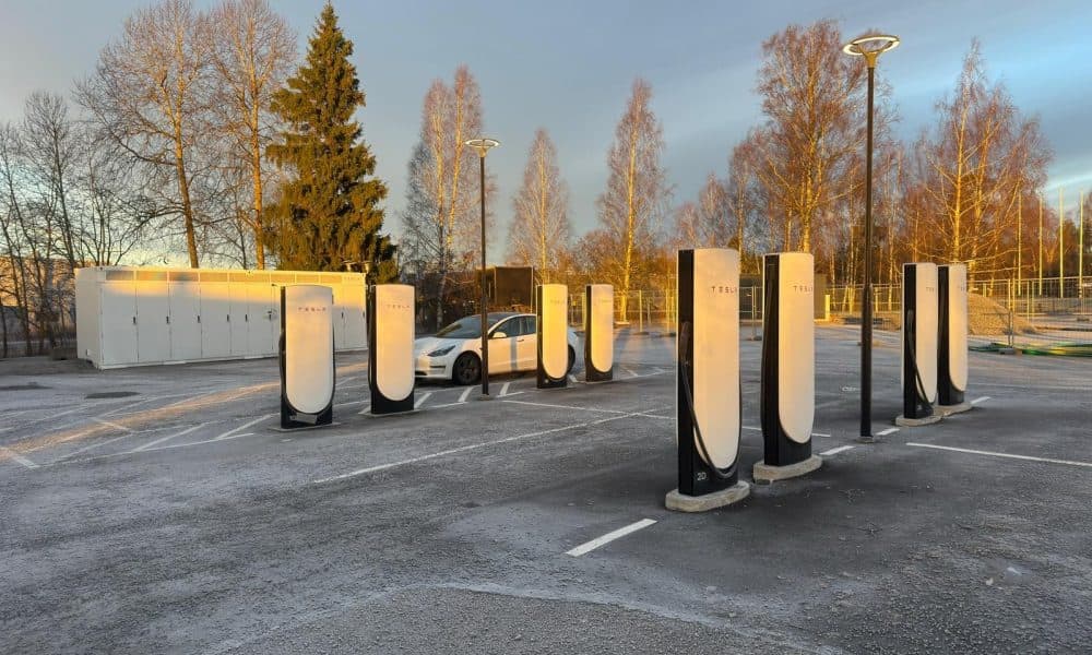 Swedish unions examinent un rapport de police sur les superchargeurs Tesla Megapack : enjeux et implications pour l’énergie durable