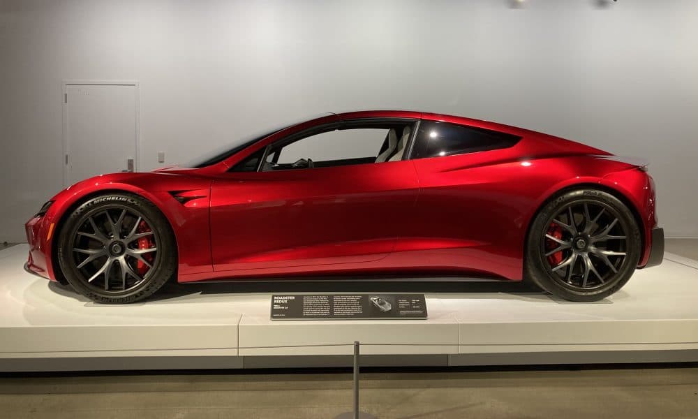 <p>Elon Musk a récemment fait des déclarations surprenantes concernant la Tesla Roadster, notamment sur son prix. Actuellement, le modèle de base est proposé à 432,96 $ US, soit environ 370 € au taux de change actuel de 1 $ US = 0,85 € (<a href="https://www.coinbase.com/fr-fr/converter/usd-to-eur?utm_source=openai">coinbase.com</a>).</p>
<h2>Informations boursières pour Tesla Inc (TSLA)</h2>
<ul>
<li>Tesla Inc est un(e) equity sur le marché USA.</li>
<li>Le cours est de 432.96 USD, actuellement avec une évolution de -18.63 USD (-0.04 %) par rapport à la clôture précédente.</li>
<li>Dernier cours d’ouverture : 445.69 USD ; volume intraday : 88359613.</li>
<li>Plus haut intraday : 452.25 USD ; plus bas intraday 428.82 USD.
– Heure dernier cours : mardi, janvier 6, 13:35:54 HNP.</li>
</ul>