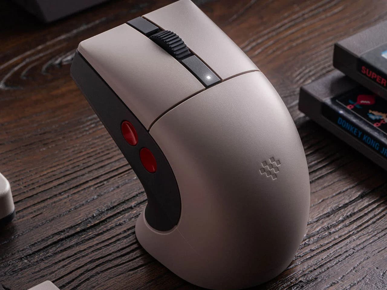 Découvrez la souris 8BitDo Retro R8 C64 : Fusionnez Nostalgie Commodore 64 et Performance Gaming Moderne!