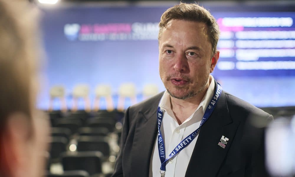 Elon Musk réagit face aux critiques du co-fondateur de Wikipedia sur Grokipedia, qualifiée de “ridicule”