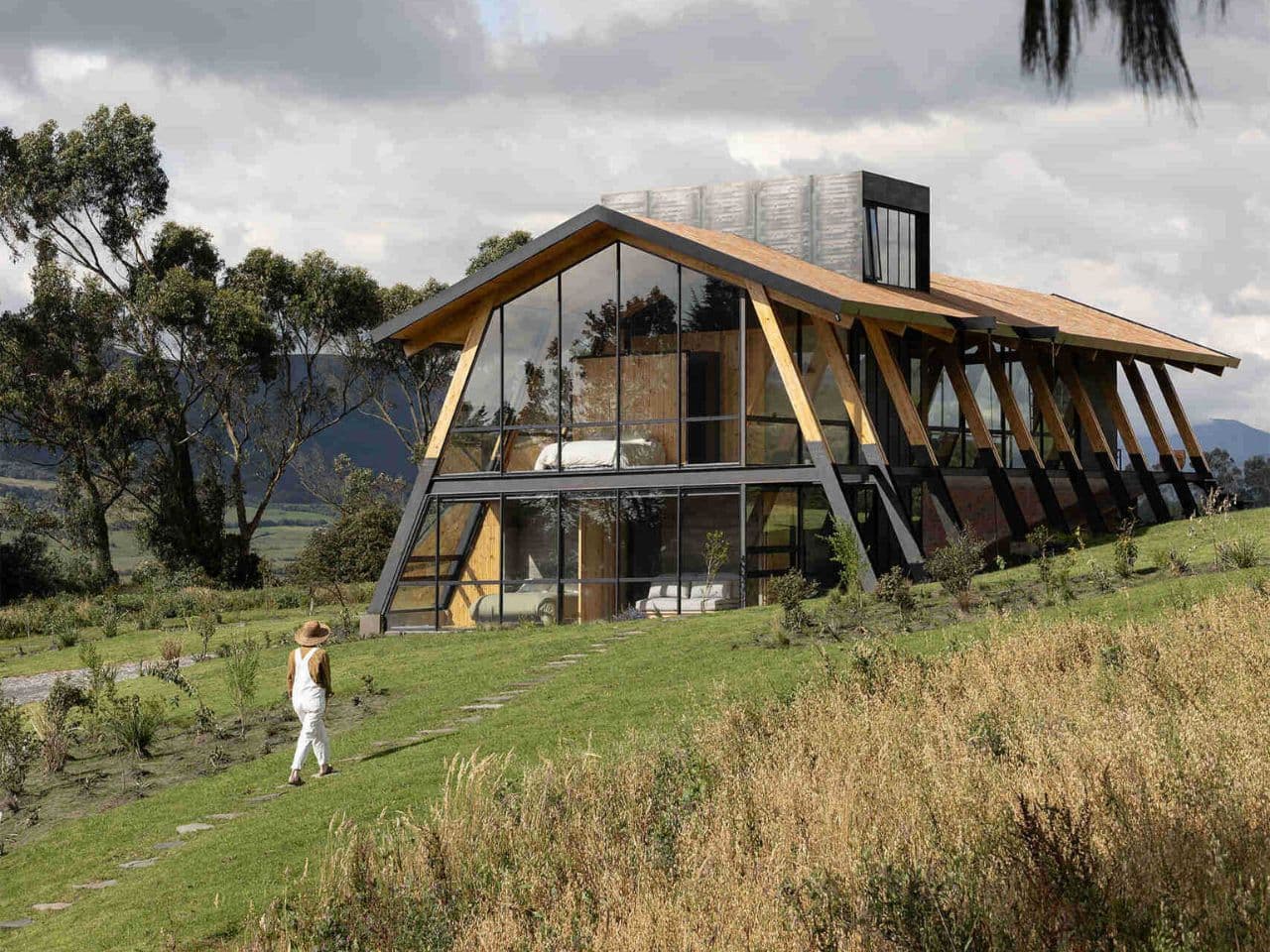 Découvrez cette Maison Étonnante en Équateur qui s’Intègre Parfaitement au Paysage!