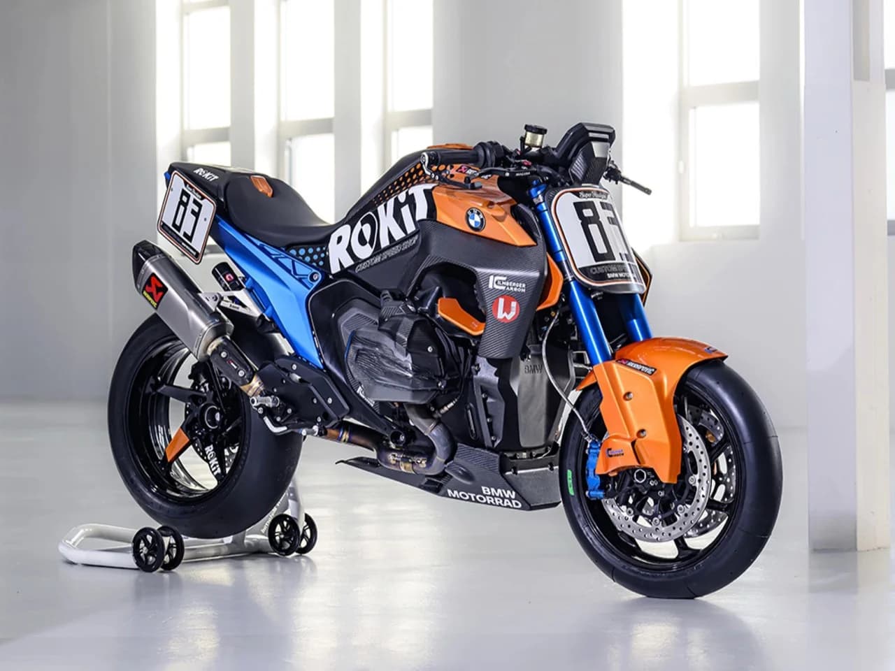 Découvrez la BMW R 1300 R Superhooligan : Un Hommage Époustouflant pour Célébrer 50 Ans de Victoire à Daytona !