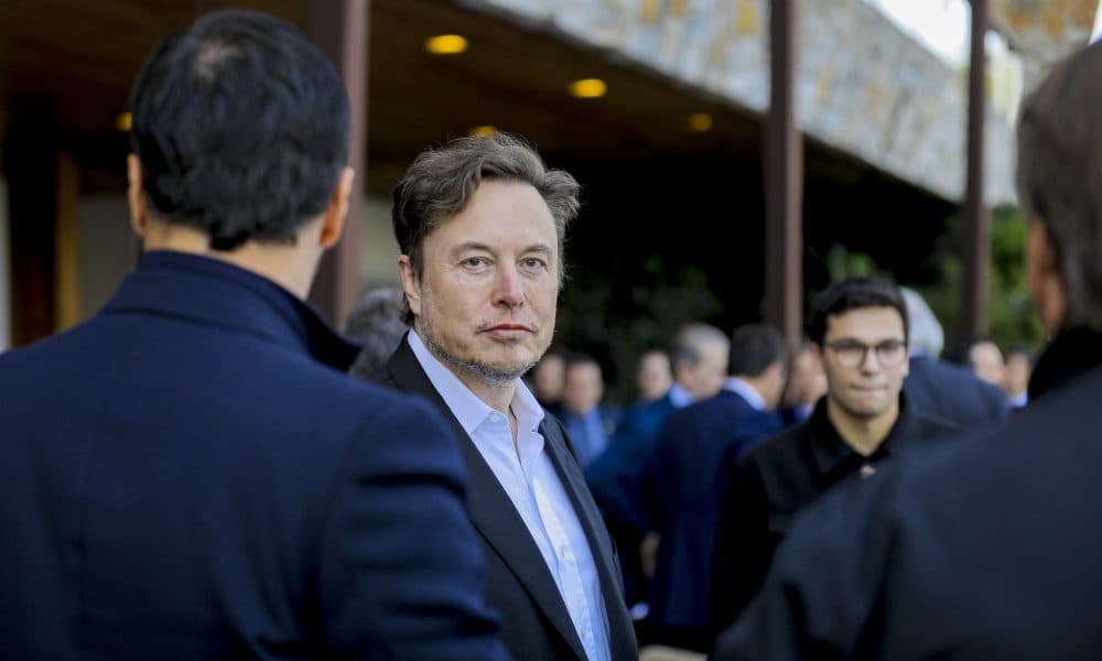 Elon Musk demande le retrait d’une juge du Delaware après un post controversé sur une perte de 1,8 milliard d’euros en justice