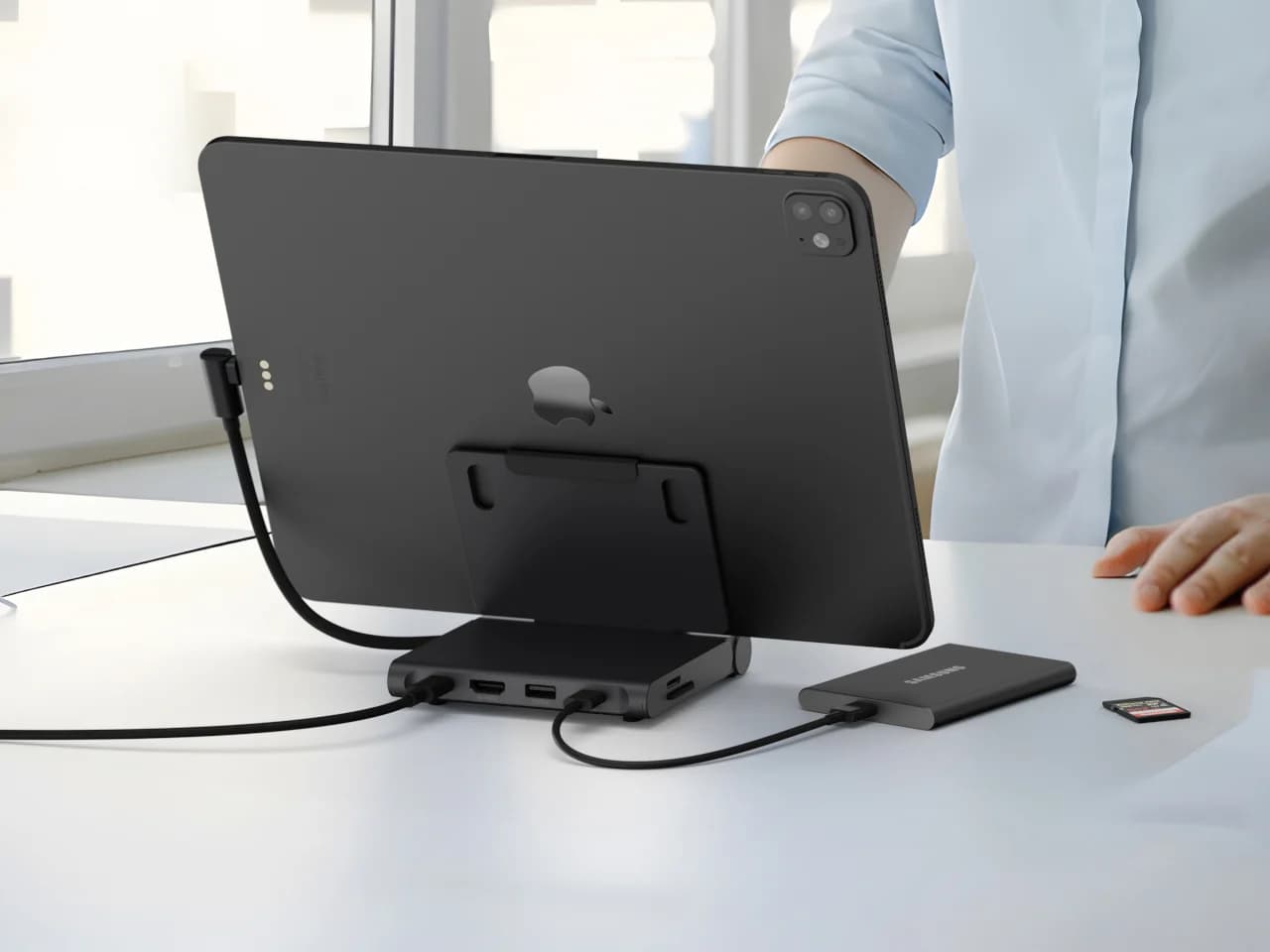 Satechi Révolutionne Vos Voyages : Remplacez 4 Accessoires par un Stand Pliable Tout-en-Un !