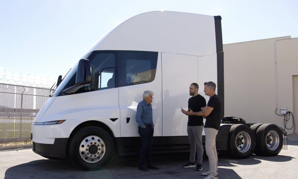Tesla dévoile des améliorations fascinantes pour le Semi lors d’une interview avec Jay Leno