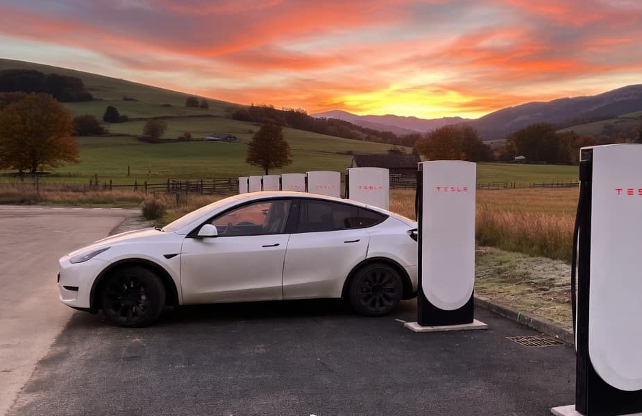Tesla et ses superchargeurs pliables : un atout majeur pour une expansion audacieuse en Europe