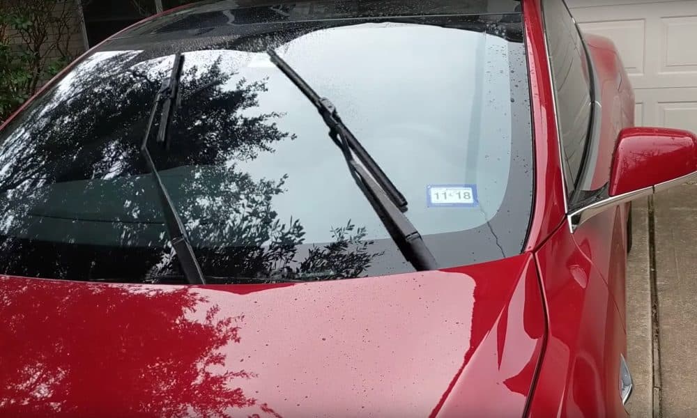 Tesla améliore ses essuie-glaces automatiques : une mise à jour essentielle pour une conduite sécurisée