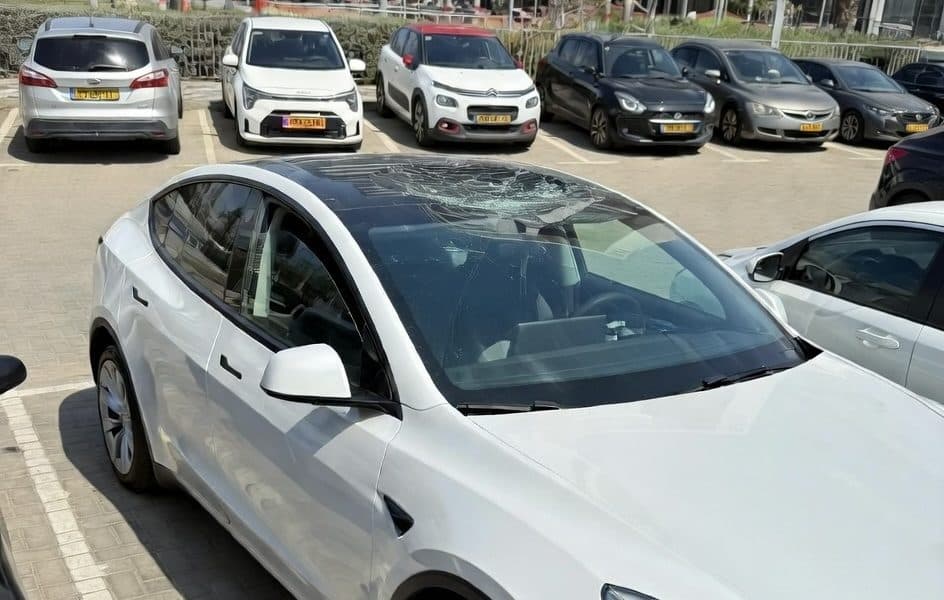 Tesla touché par des débris de missile iranien en Israël : résilience incroyable face au danger