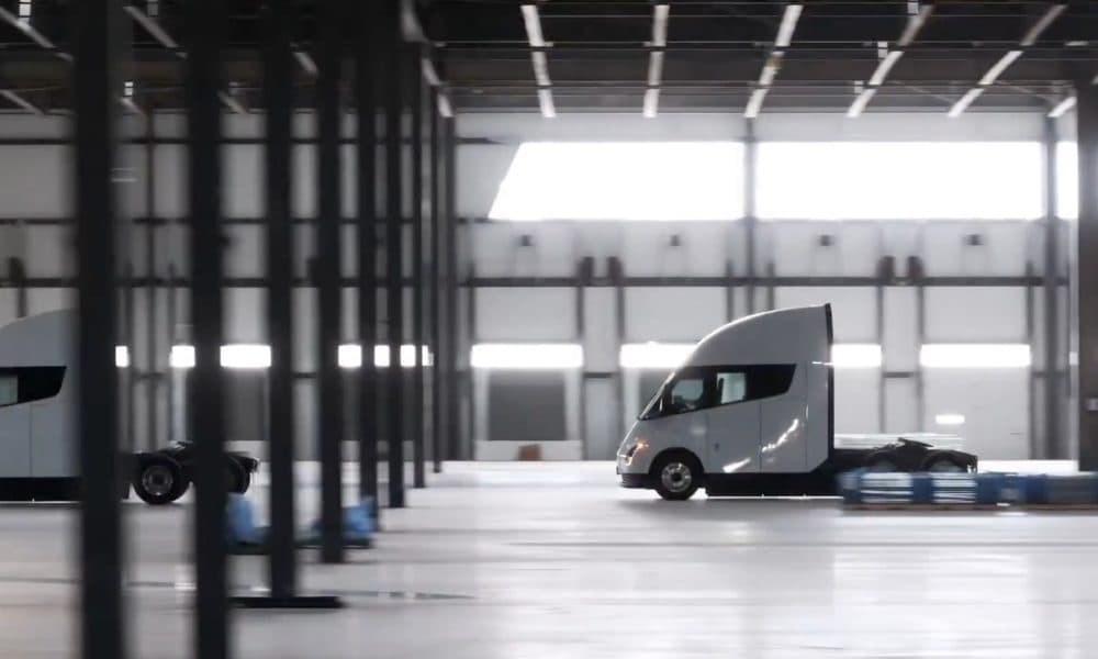 Tesla innove avec une batterie Cybertruck repensée pour surmonter les défis du Semi