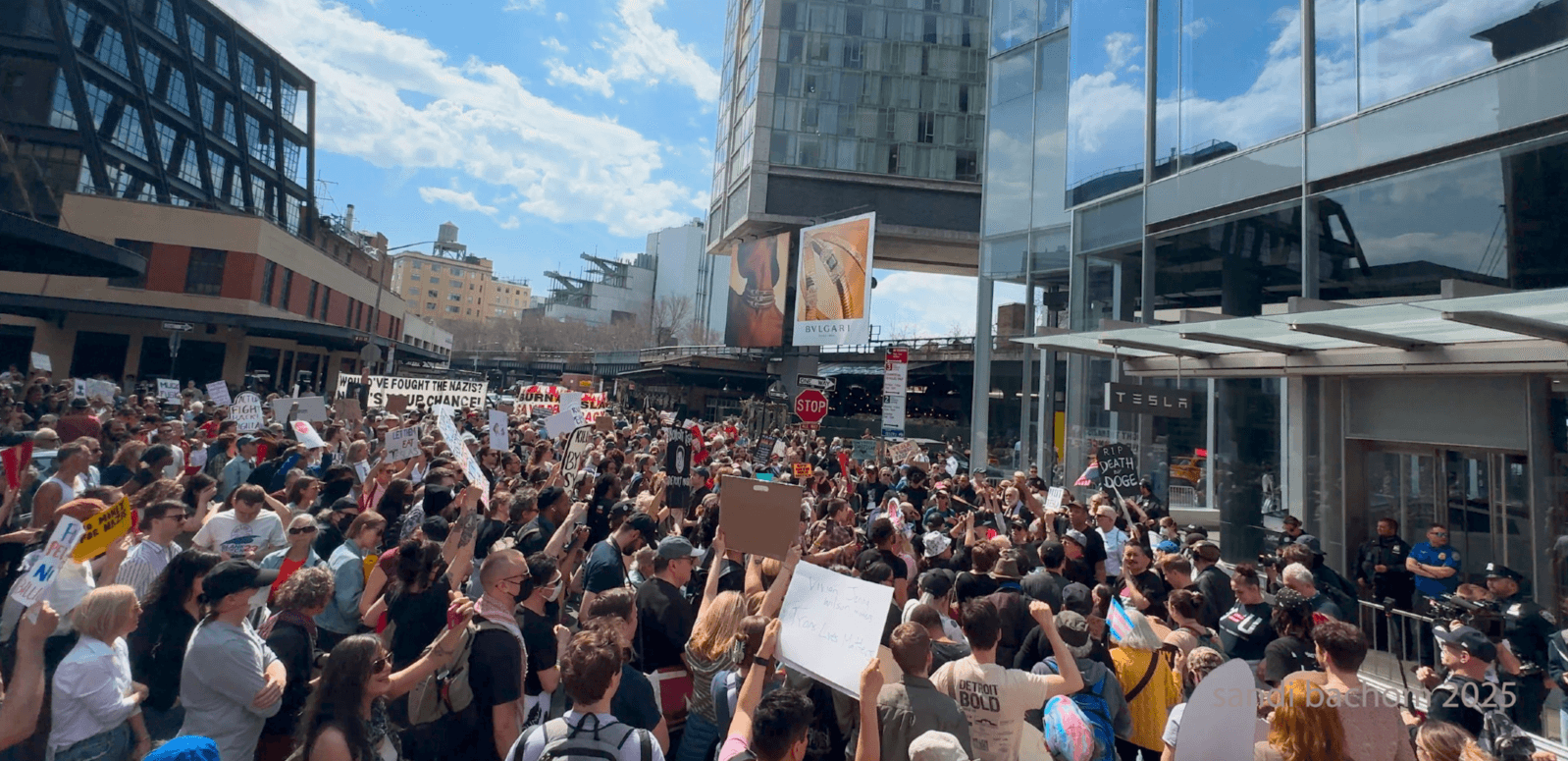 L’opposition des législateurs de New York face aux magasins Tesla : un changement pour l’avenir de l’automobile électrique.