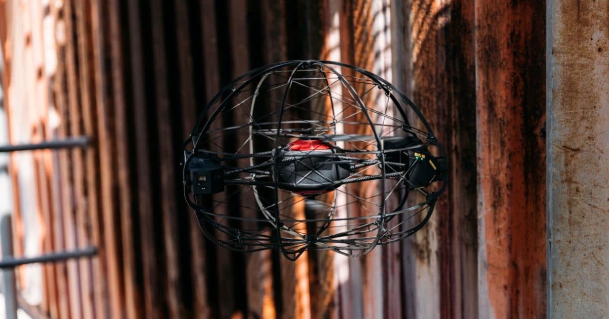 <p>Flybotix, une entreprise suisse spécialisée dans les solutions de drones pour l’inspection d’espaces confinés, a levé près de 10 millions de dollars (environ 9,2 millions d’euros) lors d’un tour de financement de série A. (<a href="https://dronevoicess.com/2025/09/02/switzerland-flybotix-secures-close-to-10-million-in-series-a-extension-financing-to-accelerate-growth-in-drone-based-confined-space-inspections-market/?utm_source=openai">dronevoicess.com</a>) Cette levée de fonds vise à accélérer le développement de son drone ASIO X, conçu pour effectuer des inspections plus sûres et efficaces dans des environnements industriels complexes. (<a href="https://www.flybotix.com/asio-x/?utm_source=openai">flybotix.com</a>)</p>