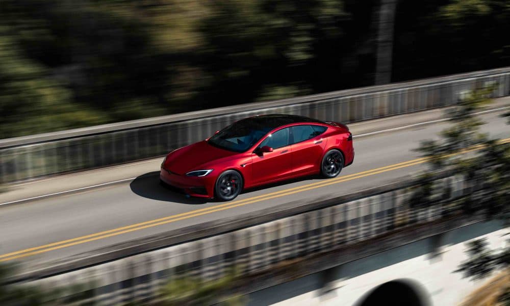 <p>Tesla Model S et Model X font leur grand retour en Europe avec des prix réajustés</p>
<p>Tesla a réintroduit ses modèles haut de gamme, la Model S et la Model X, sur le marché européen avec des tarifs réajustés. La Model S est désormais proposée à partir de 109 990 €, tandis que la Model X commence à 114 990 €. Ces prix incluent l’accès gratuit et illimité aux Superchargeurs, offrant ainsi une expérience de recharge sans souci pour les conducteurs européens. (<a href="https://www.largus.fr/actualite-automobile/tesla-model-s-et-model-x-2025-forte-hausse-des-prix-de-la-berline-et-du-suv-electriques-30038816.html?utm_source=openai">largus.fr</a>)</p>
<p>Ces ajustements tarifaires interviennent alors que Tesla cherche à renforcer sa présence sur le marché européen, confronté à une concurrence accrue et à une demande fluctuante. Les nouveaux tarifs visent à rendre ces modèles plus accessibles tout en maintenant des performances élevées et une autonomie améliorée. (<a href="https://www.numerama.com/vroom/1899100-les-tesla-model-s-et-x-vont-se-faire-encore-plus-rares-en-france-avec-cette-hausse-de-prix.html?utm_source=openai">numerama.com</a>)</p>
<p>Pour les passionnés de technologie et d’innovation automobile, ces réintroductions de la Model S et de la Model X en Europe représentent une opportunité de découvrir des véhicules électriques de haute performance, alliant luxe, technologie avancée et respect de l’environnement.</p>