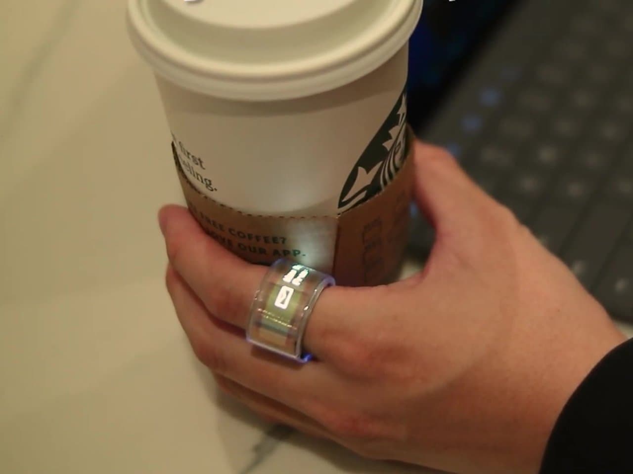 Découvrez le Smart Ring Révolutionnaire : Un Écran Flexible qui Épouse Parfaitement Votre Doigt !