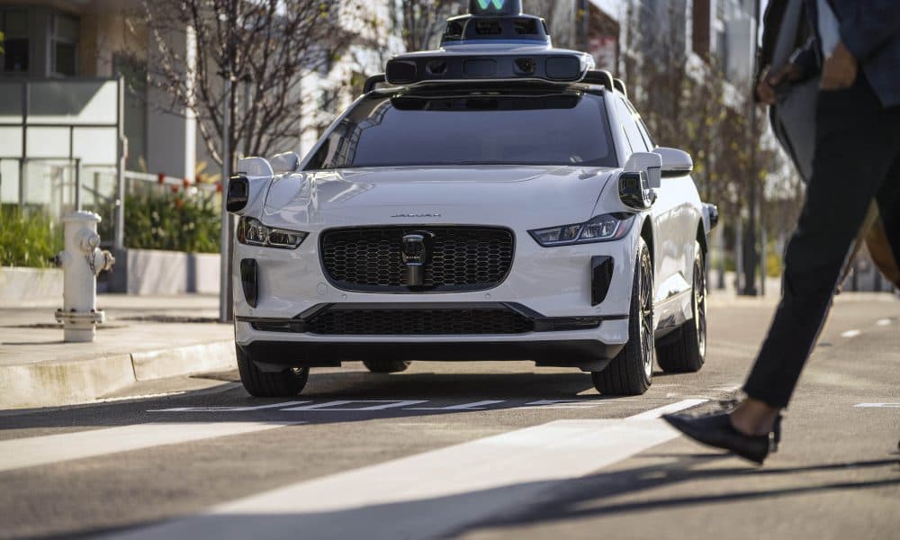 Waymo sous enquête fédérale après un incident de taxi autonome face à un bus scolaire