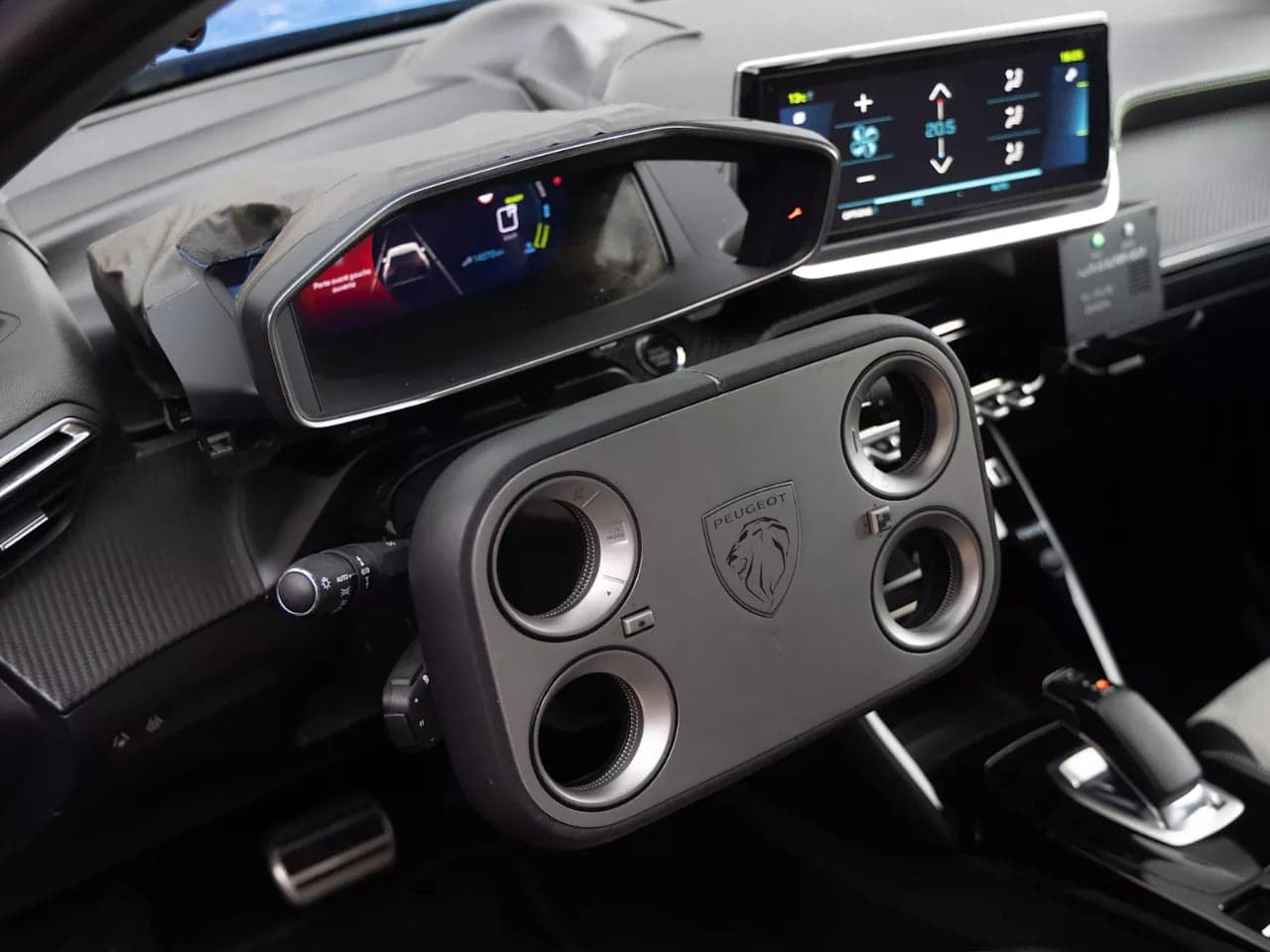 Découvrez comment le Hypersquare de Peugeot révolutionne le contrôle automobile avec une technologie rectangulaire innovante !