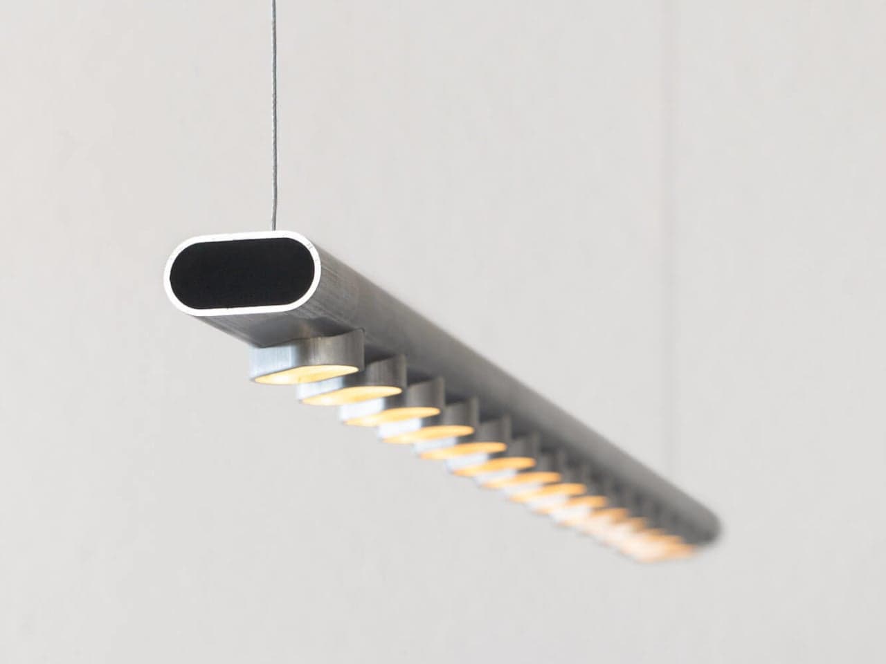 « Découvrez comment le corps et les pods de la Norm Lamp sont façonnés à partir du même tube en aluminium ! »,