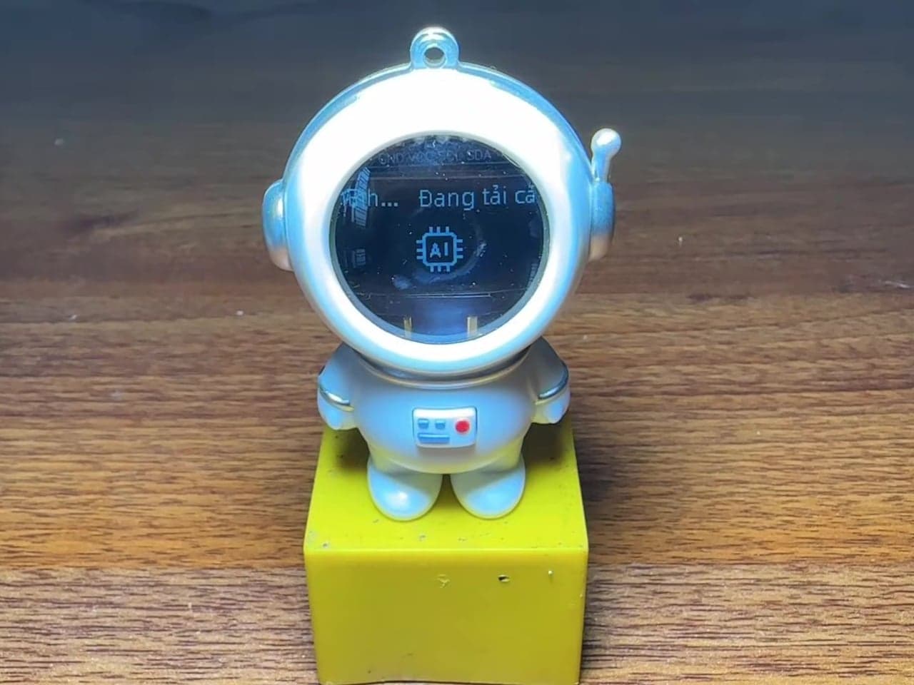 Découvrez Comment Ce DIY Astronaute AI Se Transforme en Assistant Intelligent Sur Votre Bureau!