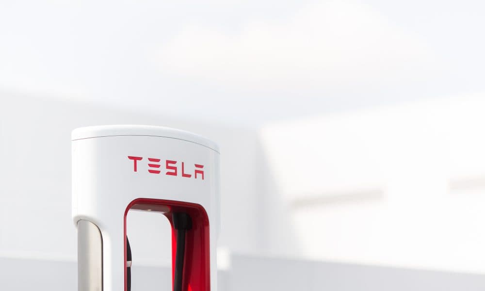 Tesla ouvre ses superchargeurs à un 15e constructeur : un pas vers une mobilité électrique plus accessible