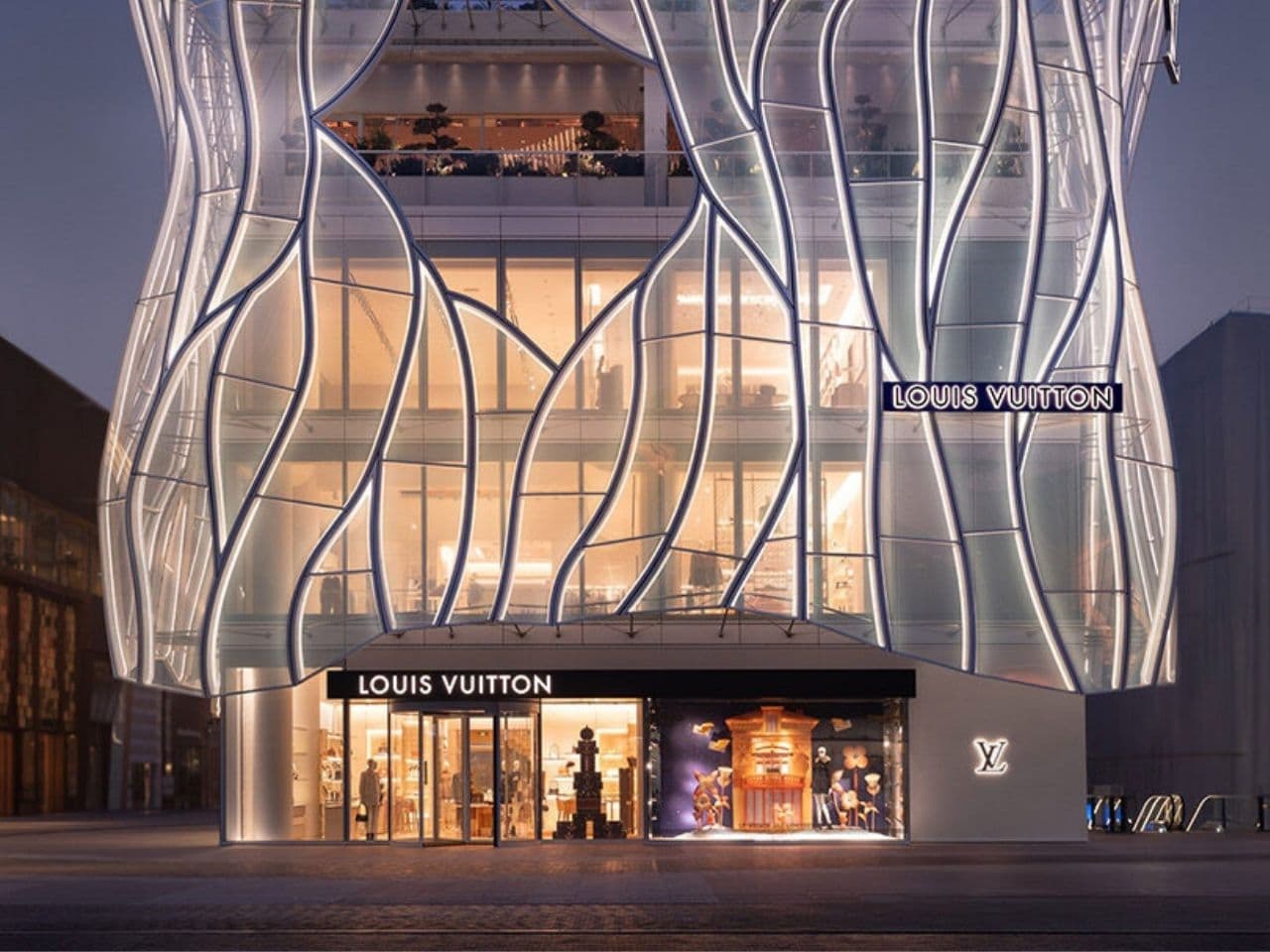 Découvrez Comment Louis Vuitton Redéfinit le Shopping à Pékin Avec une Expérience Verticale et Immersive Inédite !