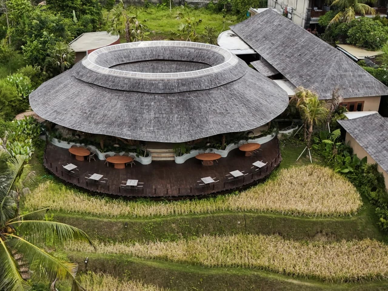 Découvrez l’Oasis de Bambou Circulaire à Ubud : Entre Pluie, Lumière et Délices Culinaires !