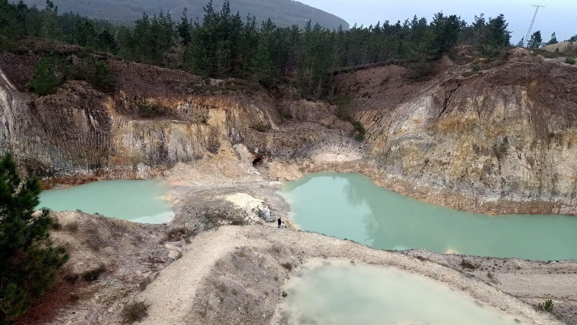 Effondrement d’une galerie minière à Monte Neme : impact environnemental sans blessures humaines.