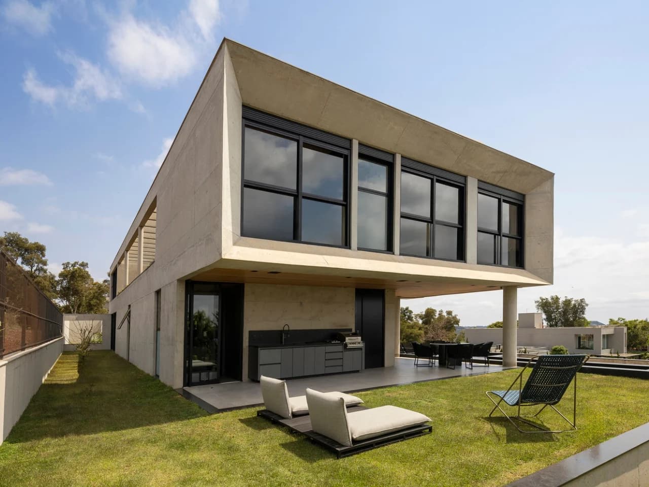 Découvrez cette Maison Brésilienne qui Transforme une Colline en Œuvre d’Art Exceptionnelle !