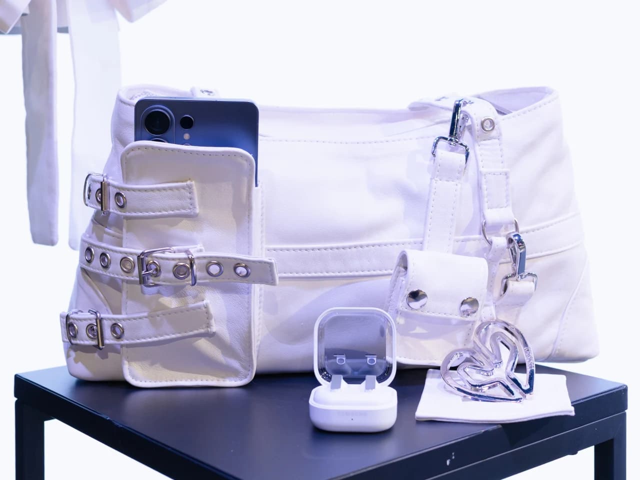 Découvrez le Sac en Cuir Révolutionnaire de Samsung et DOMINNICO : Un Accessoire Galaxy Incontournable!
