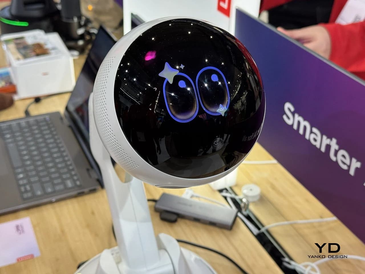 « Découvrez les 5 Tendances Design les Plus Folles de MWC : Téléphones Inclinables et Mini Robots »