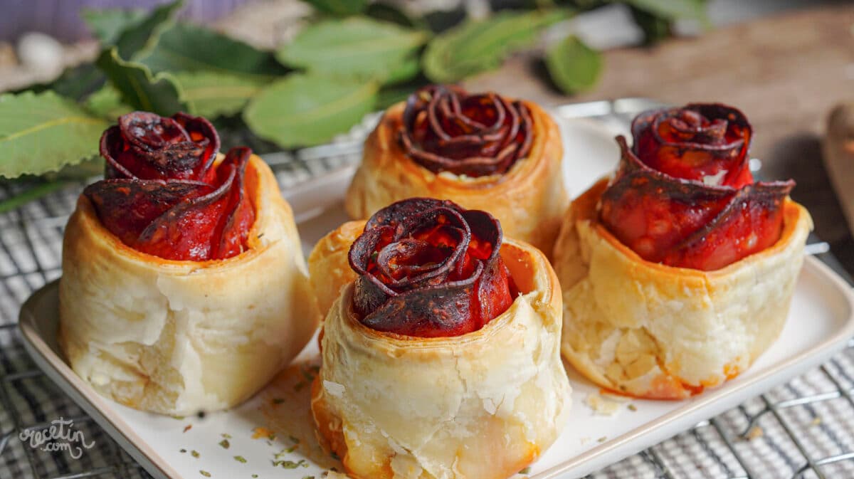 Rosas de hojaldre au chorizo : une recette délicieuse pour vos apéritifs gourmands.