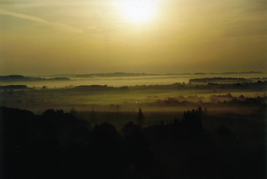 153.Brumes_sur_le_marais_du_Yeun_Elez_au_lever_du_soleil_depuis_Ty-roz