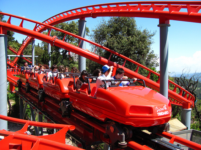 Tibidabo, le parc d’attractions de Barcelone - plare. Montagnes russes
