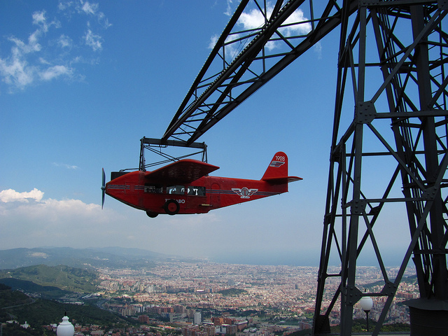Tibidabo, le parc d’attractions de Barcelone - plare. Avion
