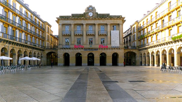 belle laces d’Espagne Place de la Constitución - Saint-Sébastien