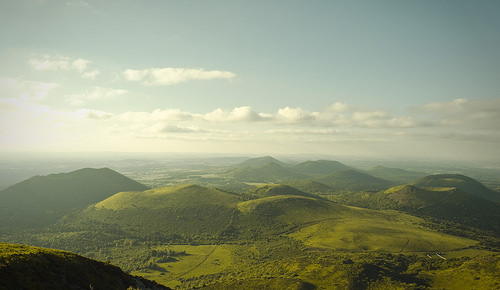 Top 8 des clichés sur l’Auvergne les Auvergnats ! - plare. La pluie a eu raison d’eux !