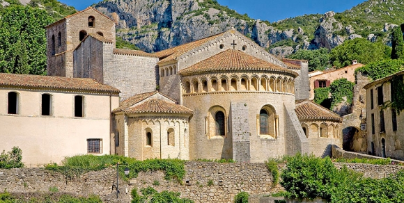 Partez en vacances dans le Languedoc-Roussillon, culture et soleil au rendez-vous ! - plare. abbaye-de-gellone-saint-guilhem-le-desert-