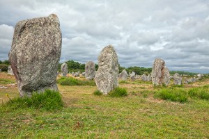 Top 10 des pires clichés sur la Bretagne - plare. Bretagne menhir